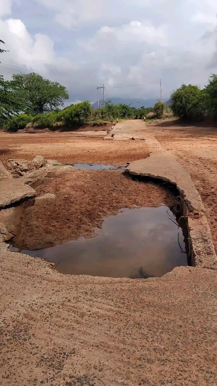 Broken road in Mumoni